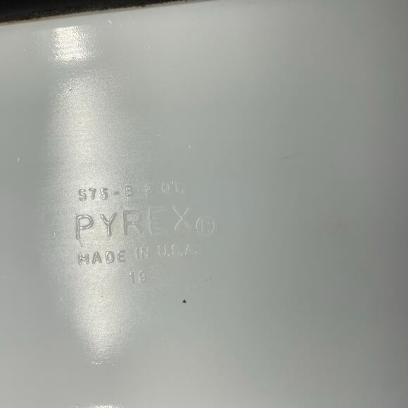 Black and White Snowflake Pyrex 575 B 2 quart Space saver - Picture 4 of 16